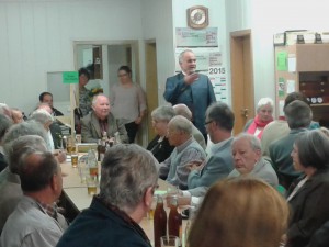 Landrat Herbert Eckstein würdigt in seiner Rede Hartmuts Einsatz im Ehrenamt - vor ca. 80 Zuhörern
