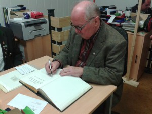 Hartmut beim Eintrag in das Goldene Buch der Stadt Allersberg